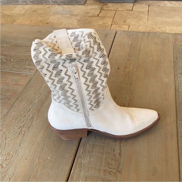 Anthropologie Cut-Out Ivory Suede Western Boots US 9 NWOB - Picture 3 of 14